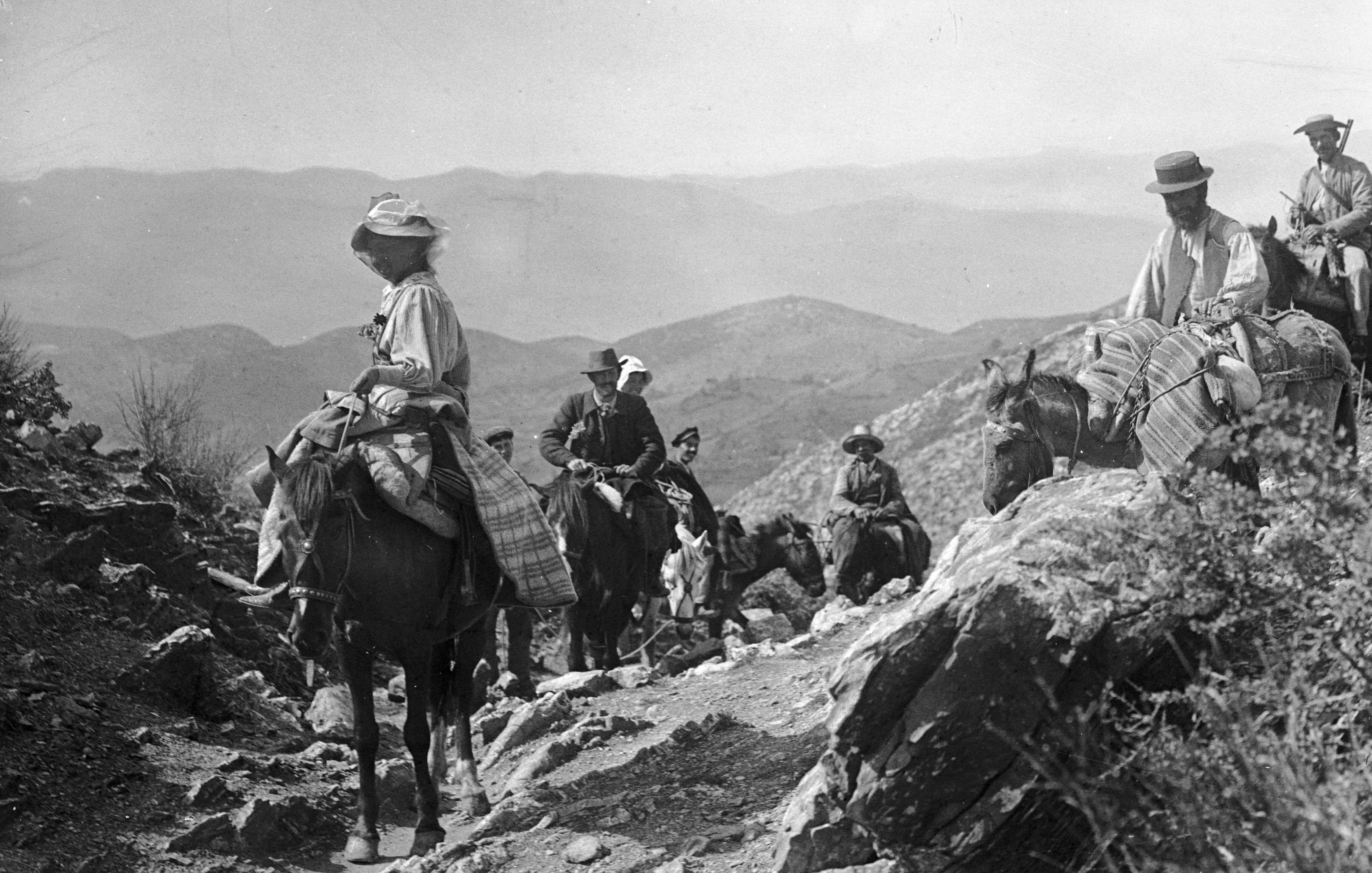 Andritzena, la Caravane du premier voyage en Grèce montant à Bassæ, 1903 (Ανδρίτσαινα, το καραβάνι του πρώτου ταξιδιού στην Ελλάδα, ανεβαίνοντας στις Βάσσες, 1903)